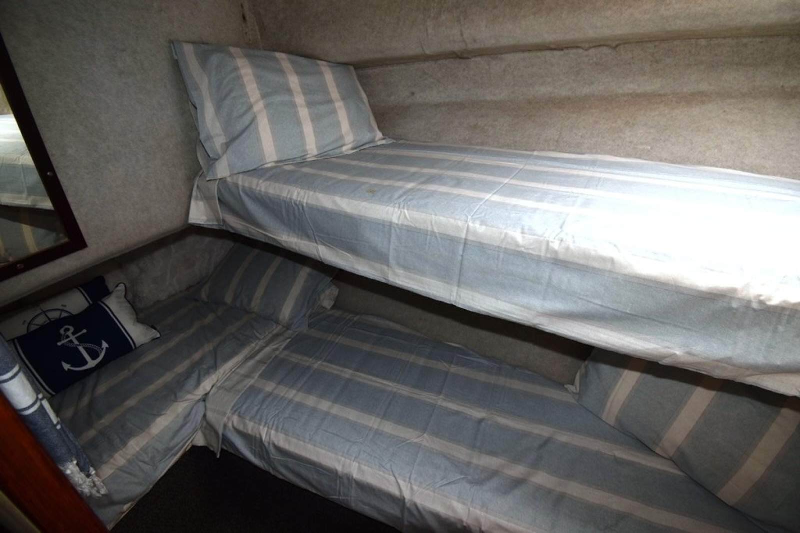 Mustang 3800 Flybridge Cruiser 1995 09