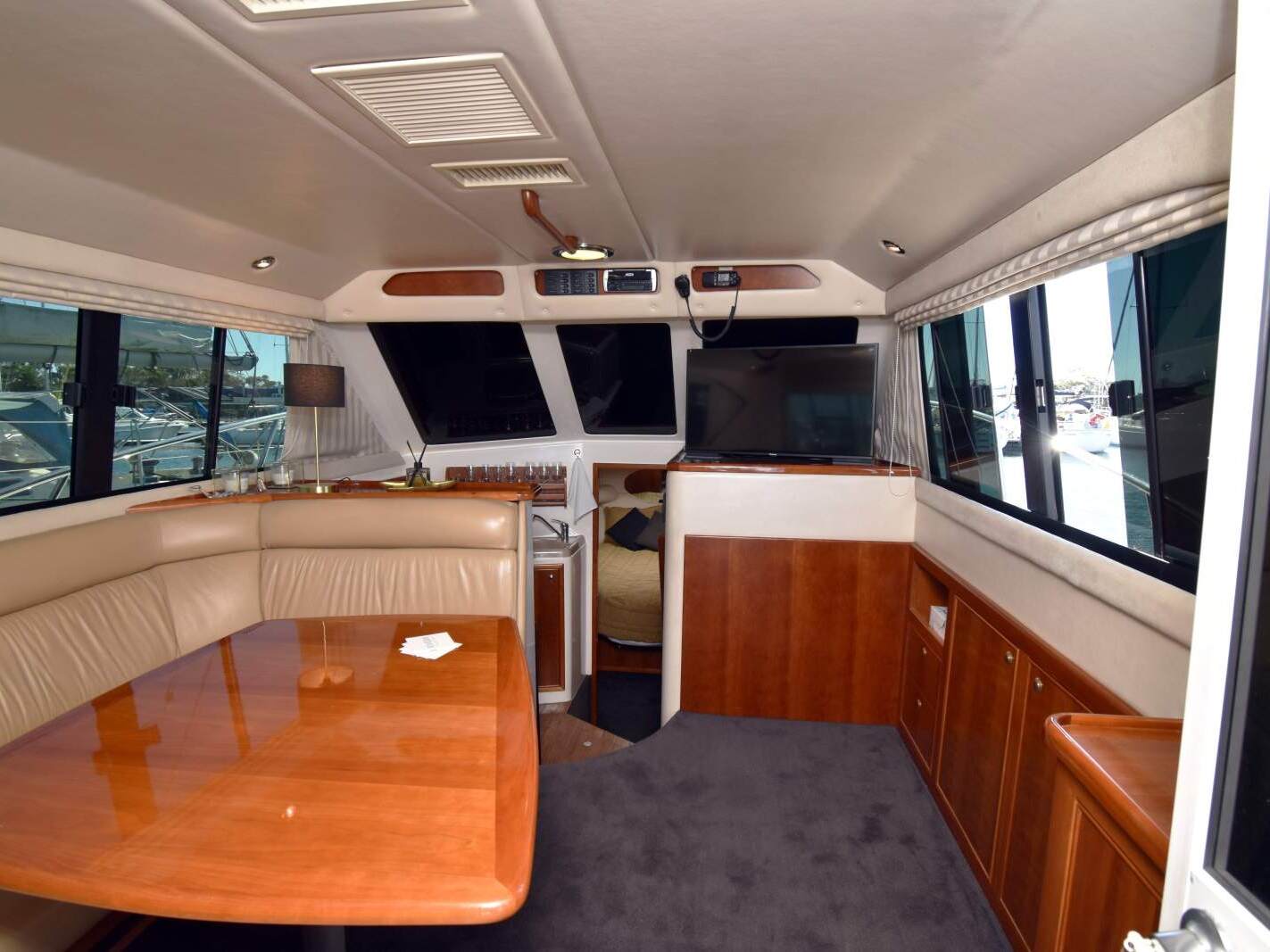 Riviera 3350 Flybridge 0 03