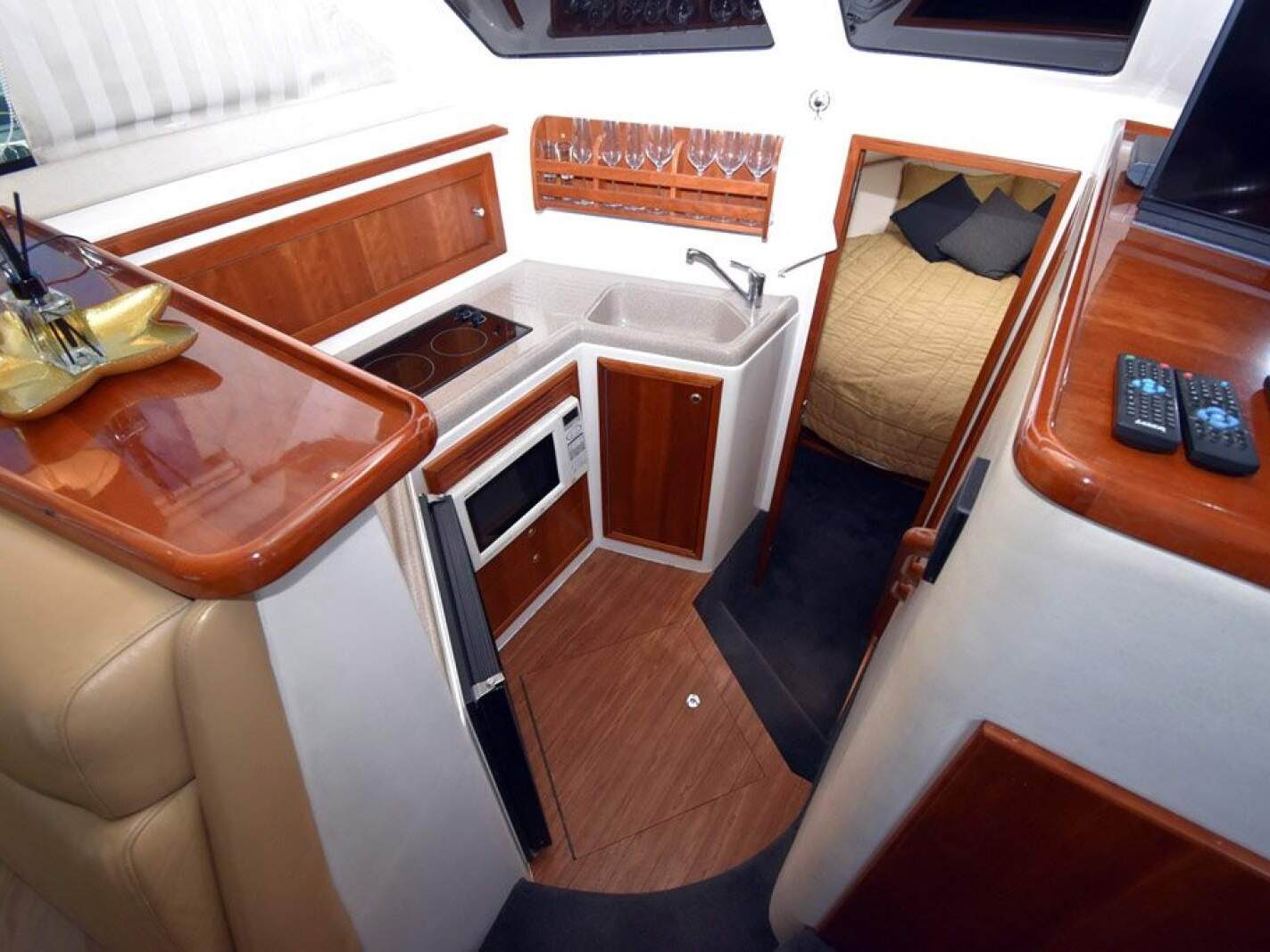 Riviera 3350 Flybridge 0 10