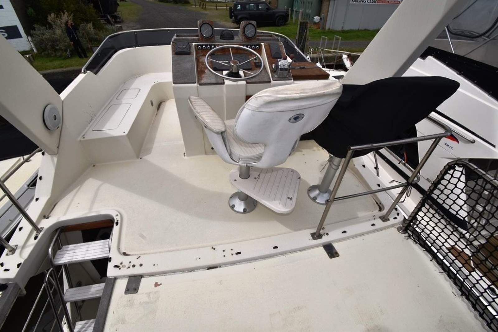 Mustang 3800 Flybridge Cruiser 1995 13