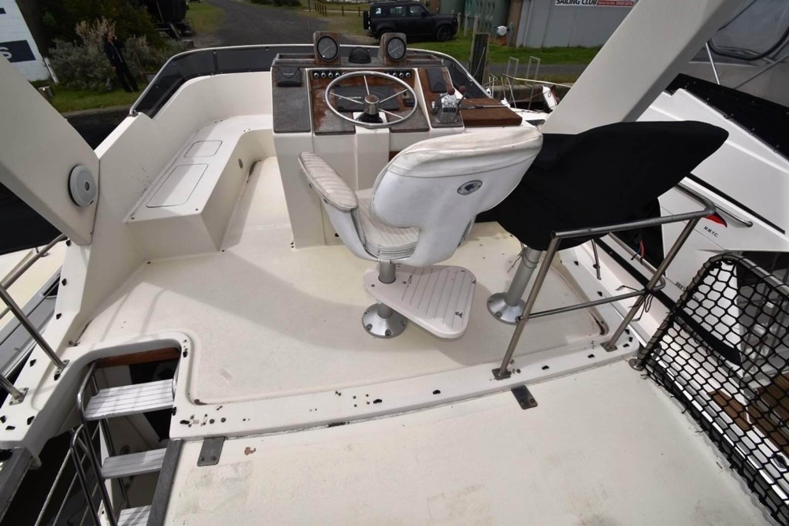 Mustang 3800 Flybridge Cruiser 1995 13